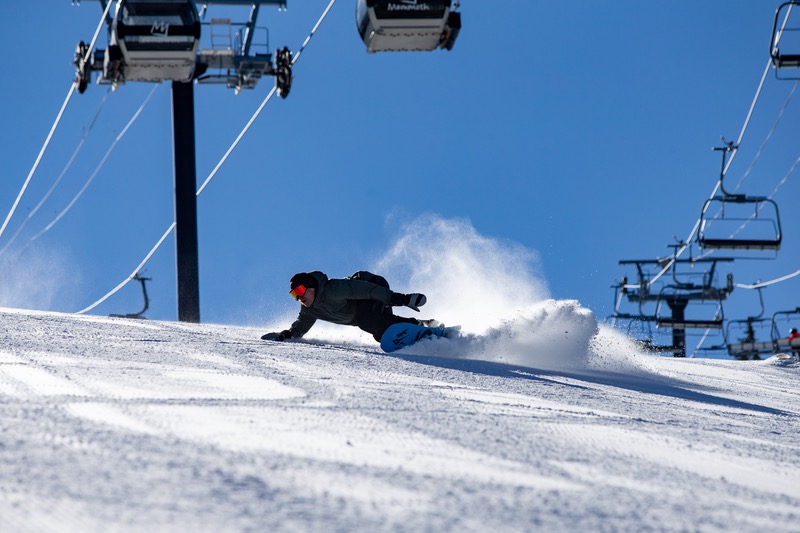 Jones FrontierSpecialista na snowboardy ze společnosti Sideways má slovo